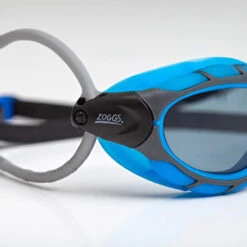 ZOGGS Predator Schwimmbrille - Blue Black / Tint Smoke 8 ZOGGS Predator Schwimmbrille - Blue Black / Tint Smoke -Sportausrüstung 369292 Zoggs Predator Schwimmbrille blue black tint smoke 2